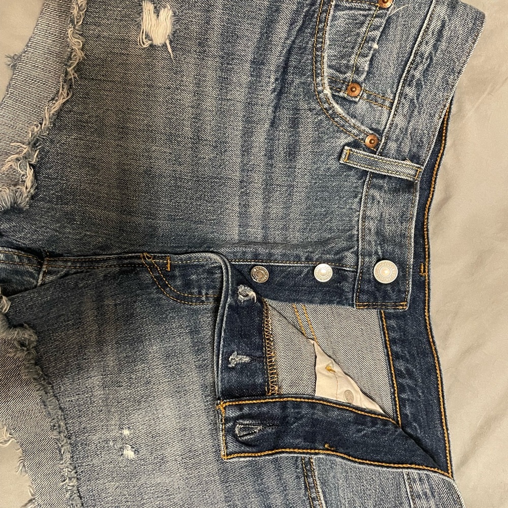 Perfectly fringed cut off 501 Jean shorts - Picture 4 of 5